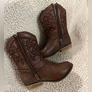 Brown cowgirl boots size 9